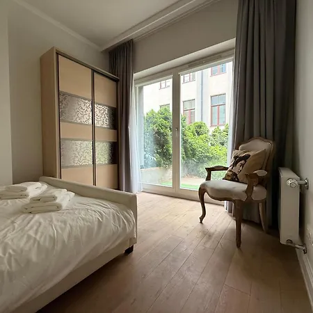 Luxury Quiet Centre - Terrace & 3 Bedrooms - 124m2 Apartment *