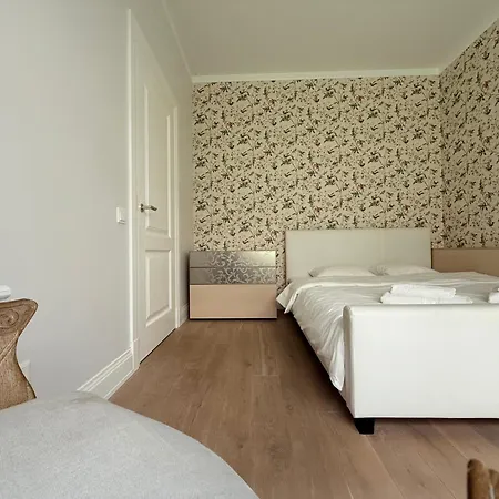 Luxury Quiet Centre - Terrace & 3 Bedrooms - 124m2 Apartment *